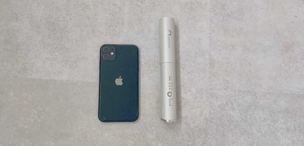 アゲツヤコードレスミニアイロンとiPhone11の大きさを比較